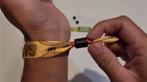 how to loosen festival wristband